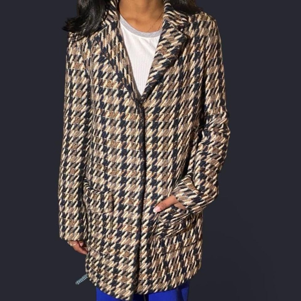 Chic Houndstooth Blazer in Black and Cream